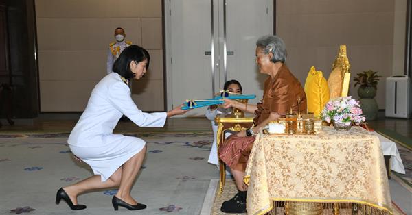 ประธานหลักสูตร ศศ.บ. ภาษาฝรั่งเศส คณะศิลปศาสตร์ เข้ารับมอบรางวัลครูภาษาฝรั่งเศสดีเด่น จารึกพระนามาภิไธย ย่อ กว ประจำปี ๒๕๖๗